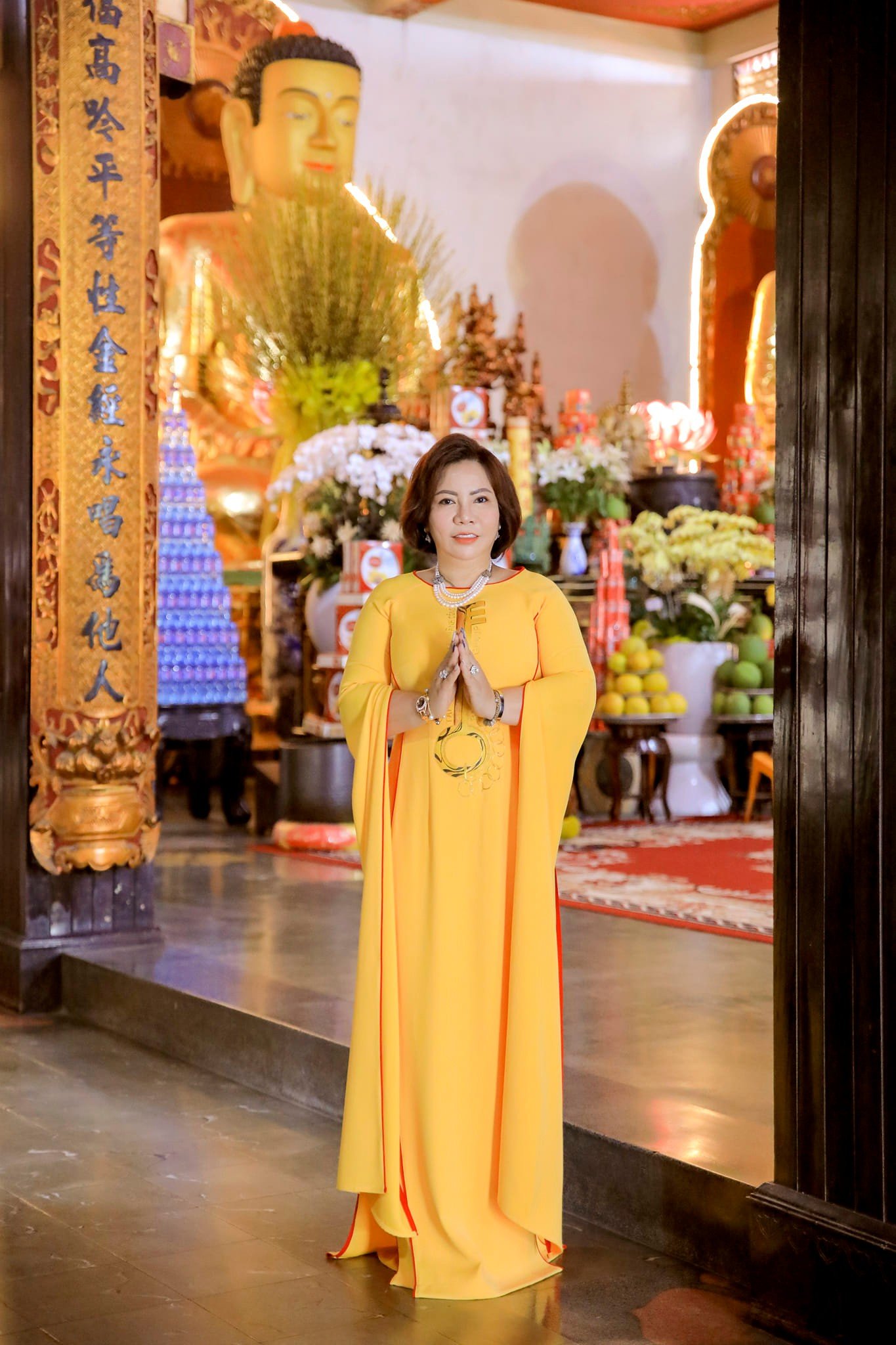 Dâng Hoa Lễ Phật